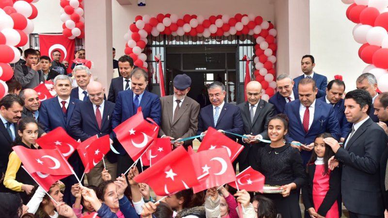 Bakan Yılmaz, AB Bakanı Çelik ile birlikte Adana´da okul açılışına katıldı 